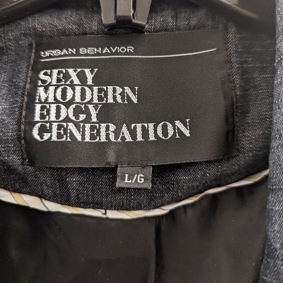 🎉3/$50🎉 UB Cropped Blazer - Picture 3 of 4